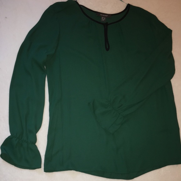 Ruffled sleeve crepe blouse 🍀 - Picture 8 of 8